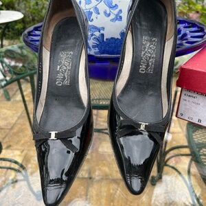 Ferragamo black pattern pumpd